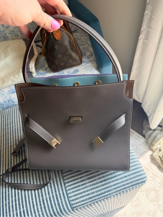 Tory Burch Handbags - Tory Burch- Lee Radzwill large shoulder bag